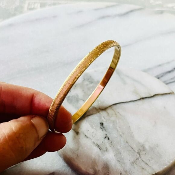 Vintage Monet Textured Metal Bangle Bracelet Gold Toned Thin Signed Retro MCM‎ - Picture 3 of 8